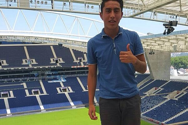 Omar Govea Firma Con El Porto B