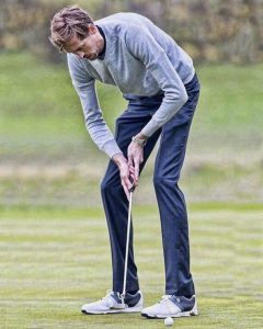 La "cÃ³moda" postura de Peter Crouch para jugar golf - Futbol Sapiens