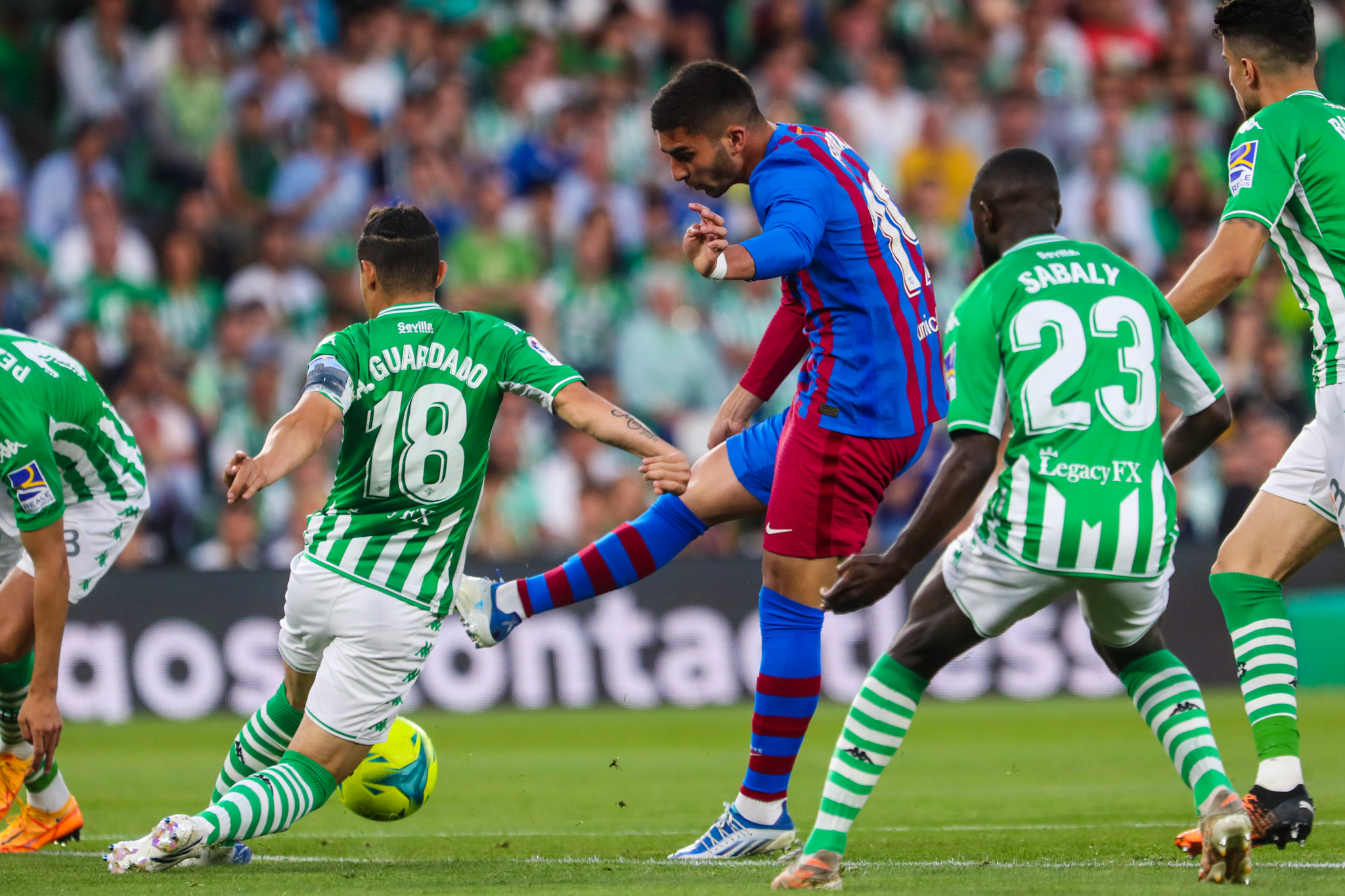 Betis De Guardado Cayó Contra El Barcelona   Futbol Sapiens