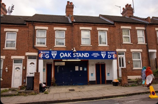 Curiosidades PL on X: O Kenilworth Road, estádio do Luton Town