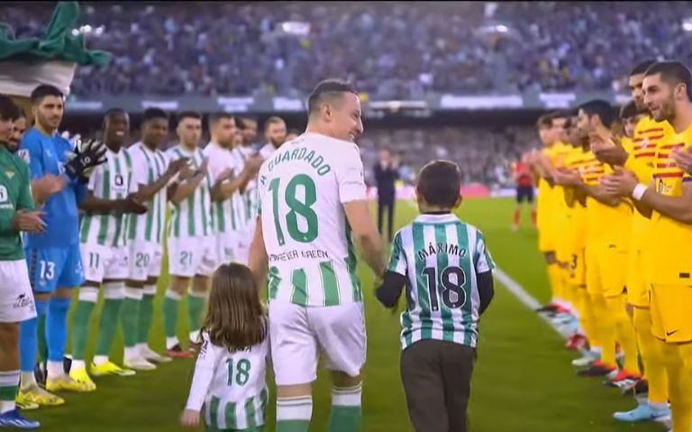 Homenaje A Andrés Guardado En Su Despedida Del Betis